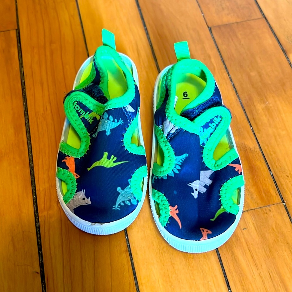 Tombik sandals/water shoes, great condition!